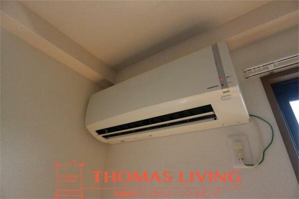 画像12:冷暖房機能付きエアコン