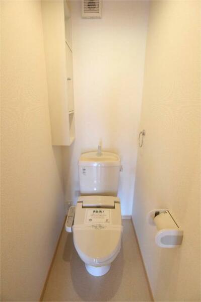 画像10:暖房便座・収納棚付きのトイレ。
