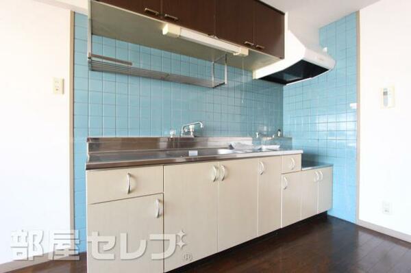 画像4:通常よりも広めのキッチンで、作業スペースも確保できます。