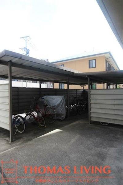 その他画像：屋根付き駐輪場ある程度の雨風をしのげます