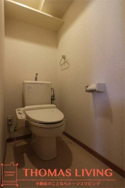 トイレ：手洗い場つきのトイレ棚もあります。