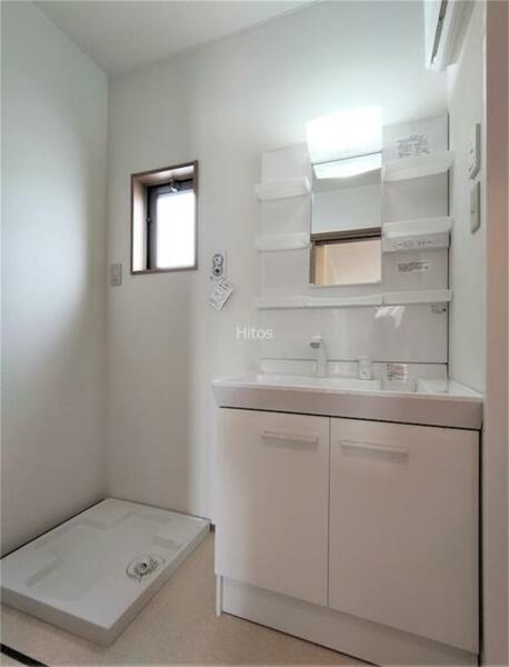 画像10:洗面所には忙しい時間に便利な独立洗面台と、洗濯機用防水パンがあります。