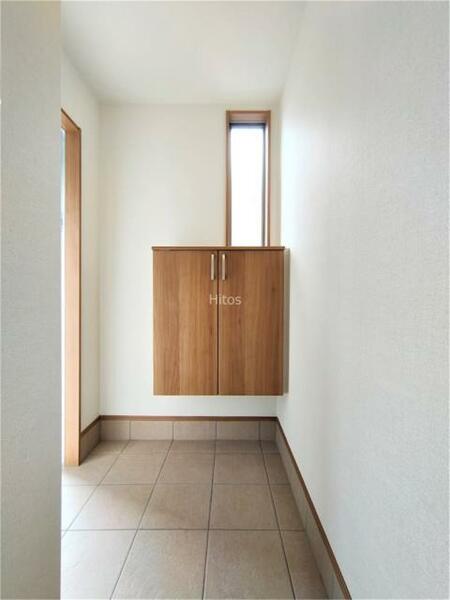 画像8:小窓つきの明るい玄関。Ｌ字型でプライバシーにも配慮。