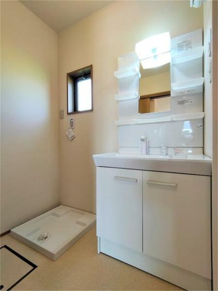 画像10:（イメージ）洗面所には忙しい時間に便利な独立洗面台と、洗濯機用防水パンがあります。