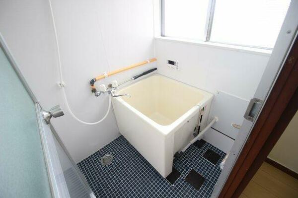 画像4:床がタイル張りの浴室です！