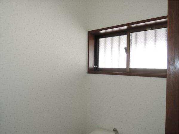 画像16:窓付きの明るいトイレ（他室参照）