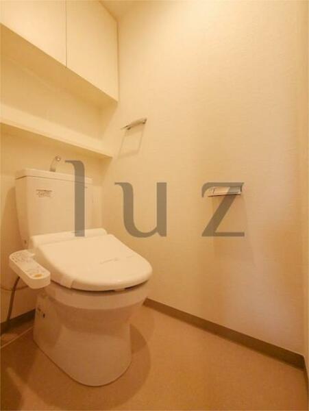画像14:温水洗浄便座完備のトイレ
