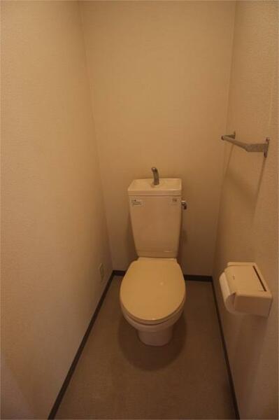 トイレ：廊下スペースにトイレがあります。