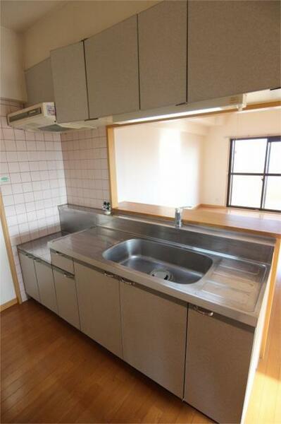 キッチン：広めのキッチンには２口コンロが設置可能です。