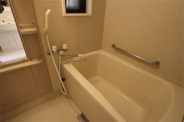 浴室：浴室には換気に便利な窓付きです。