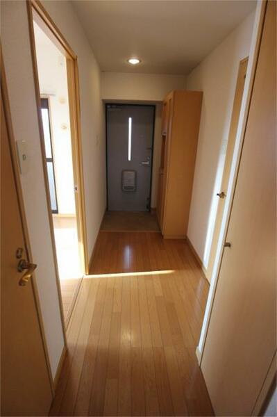 玄関：玄関からそれぞれのお部屋に繋がる廊下スペースです。