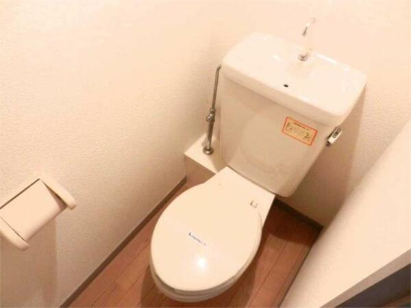 画像10:白を基調とした清潔感のあるトイレ