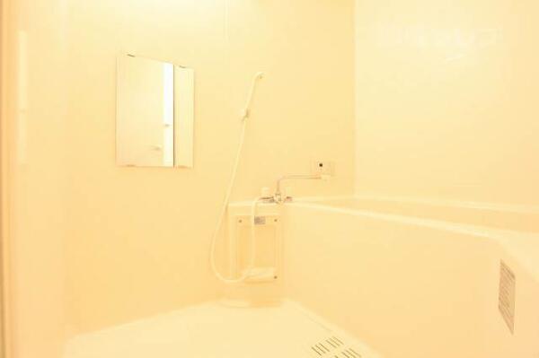 画像6:清潔感のある白いお風呂も良いですね
