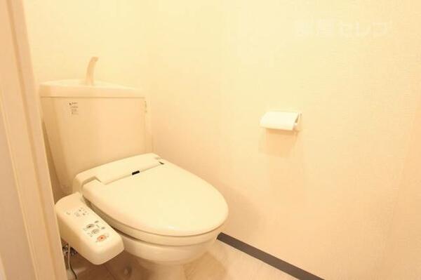 画像9:ウォシュレットつきの個室トイレです