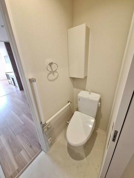 画像11:トイレは洗浄暖房便座付き／緊急通報スイッチ付き