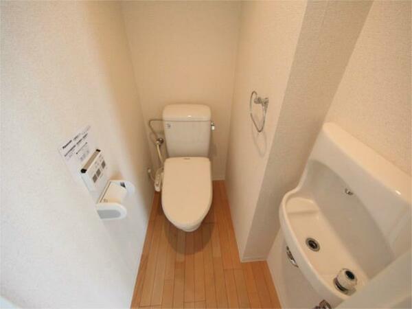 画像7:温水洗浄暖房便座付トイレ　手洗付