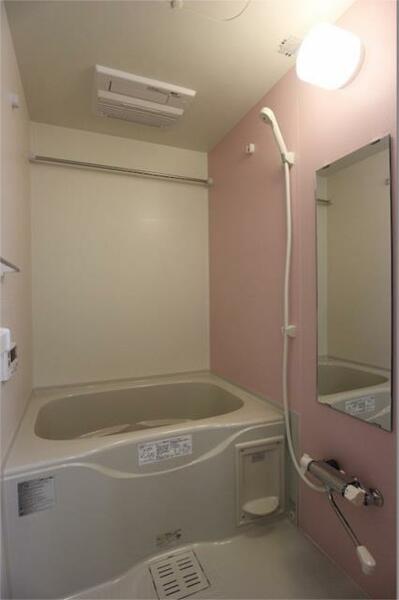 画像6:かわいらしいデザインの浴室。