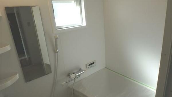 画像6:窓付きの浴室です。