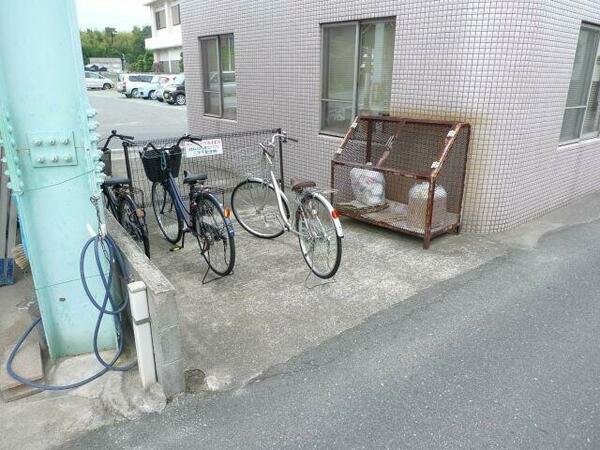 画像4:自転車置場、ゴミ置き場