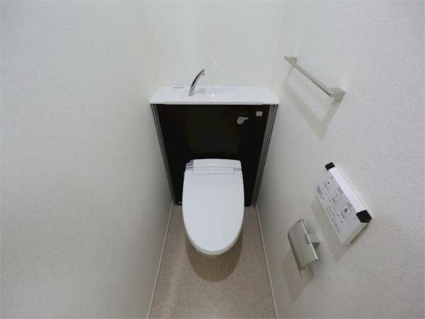 画像7:温水洗浄暖房便座付トイレ　手洗い場付