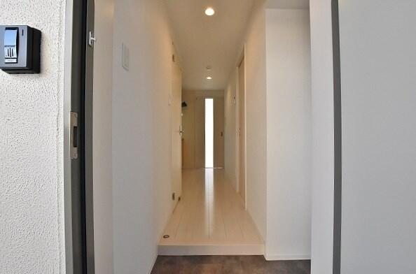 画像8:白を基調とした明るい玄関