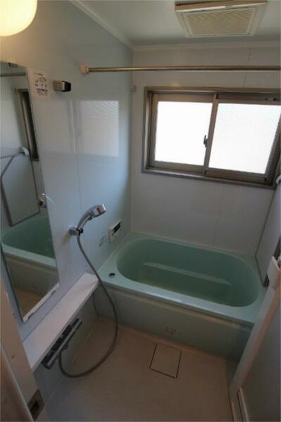 画像6:浴室には窓がついていますので、湿気も撃退♪