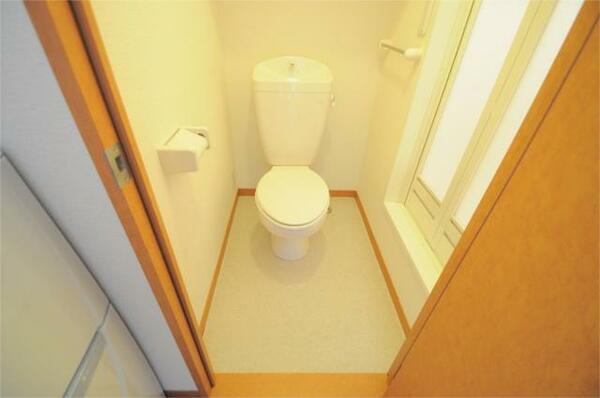 画像11:温水洗浄便座完備。居心地の良いトイレです。
