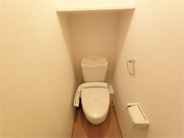 画像13:トイレには棚が設置されています。