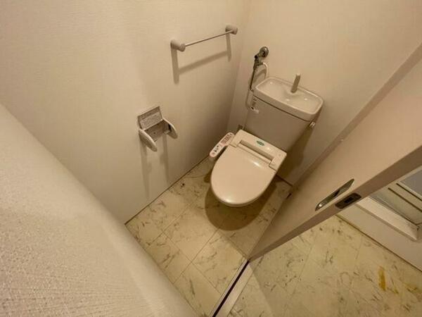 画像12:ウォシュレットがついたトイレです。安心して使用できますね。