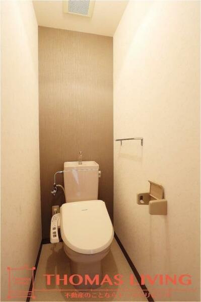 画像10:温水洗浄便座付きのトイレです。
