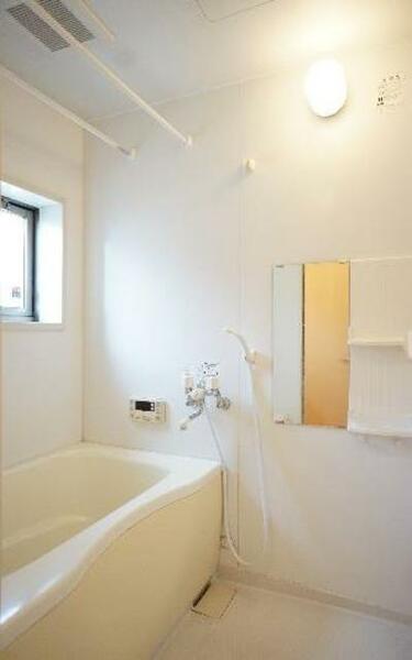 画像11:■浴室■１日の疲れを取るお風呂は白を基調とした清潔感ある浴室。沸かし直しができて経済的な追焚機能付き