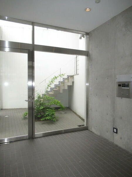 画像13:☆非常階段への入口前エントランス☆