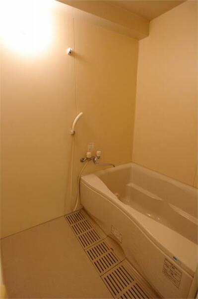 画像6:ゆっくり座れるサイズの浴槽・別号室参考写真