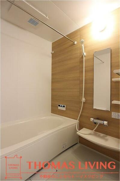 画像6:足の伸ばせる１坪浴槽です。※壁のカラーはダークブラウンとなります。