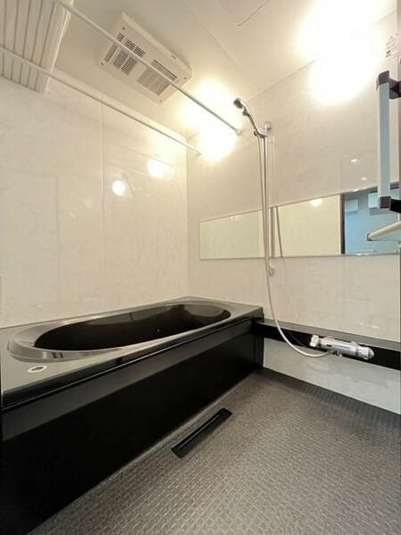 画像10:【バスルーム】黒を基調としたバスルームは高級感のあるスペースとなっています。こだわりのある空間で一日
