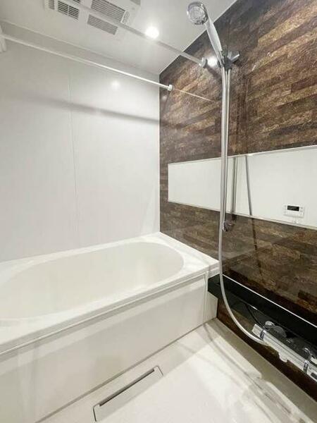 画像10:【浴室】ReFaのシャワーヘッド採用♪アクセントクロスを使用しております。追い炊き・浴室乾燥機・保温浴槽