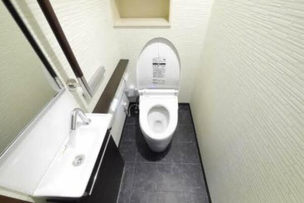 画像5:トイレは多機能便座仕様。手すりもあるのでご年配の方でも安心して使えます。