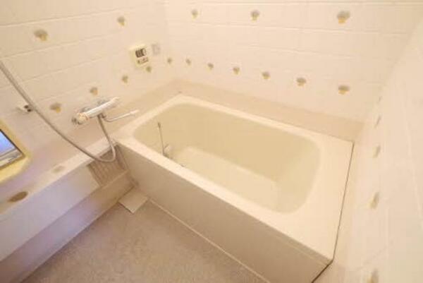 画像6:ゆったりバスタイムを満喫できる追焚給湯器付きのお風呂です。