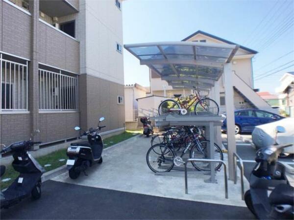 画像14:輪留め付きの駐輪場で自転車の転倒防止にも配慮しています♪