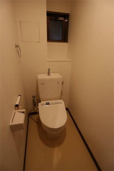 画像12:温水洗浄便座・棚付きのトイレ。