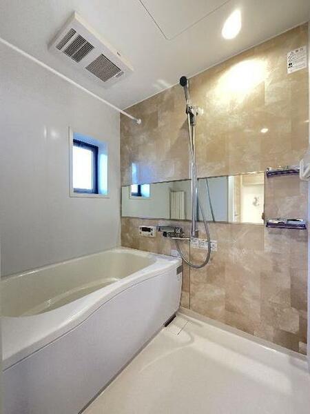 画像12:■浴室■　換気と採光を考慮した小窓があって明るく清潔感あるバスルームは、沸かし直しができる追焚給湯機