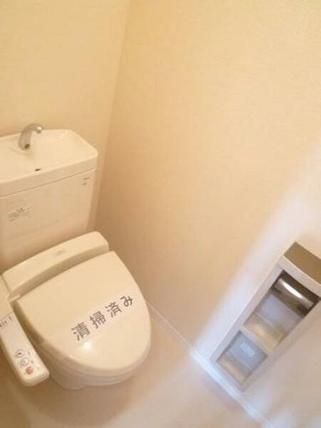 画像11:【トイレ】今や老若男女に必須アイテムの洗浄機能付暖房便座です！上部には空間を利用しトイレットペーパー