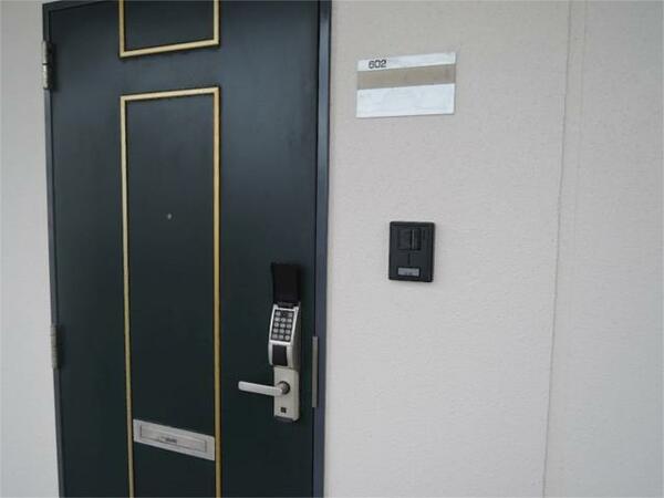 画像8:玄関ドアは暗証番号入力式の電子ロックで鍵要らず！