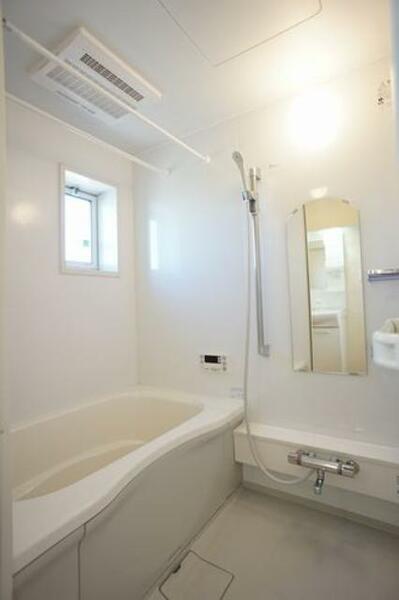 画像10:浴室暖房乾燥機、追いだき、小窓付きの浴室です。
