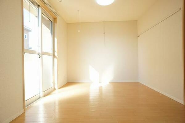 画像4:１部屋目の洋室です。天井にはＬＥＤ照明が付いています。ＬＤＫに隣接しているお部屋です。