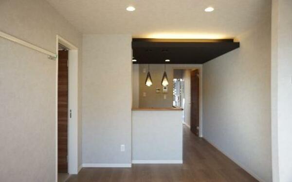 画像8:■ＬＤＫ■キッチン部分の天井を下げ、間接照明で室内を美しく照らします。