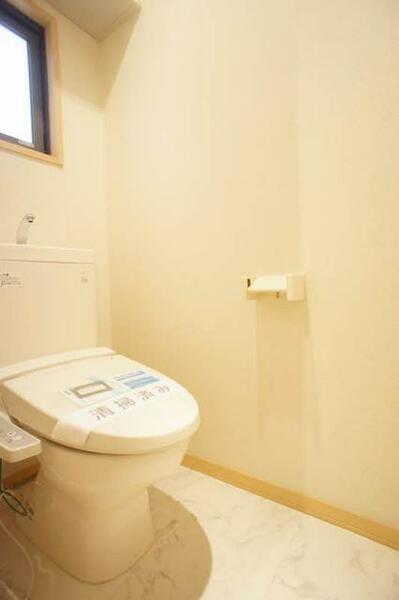 画像11:【トイレ】トイレには小窓がついているので使用しないときには空気の入れ替えもできます。
