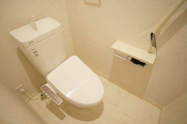 画像12:【トイレ】白を基調としたトイレ。洗浄機能付き便座設置してます。