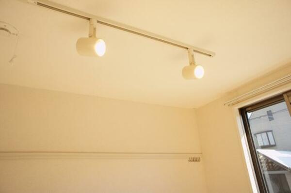 画像11:洋室には自分で角度を調整でき、お洒落な雰囲気を演出するスライディングライト付き！