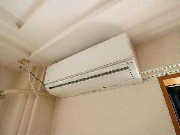 画像14:冷暖房機能付きエアコン